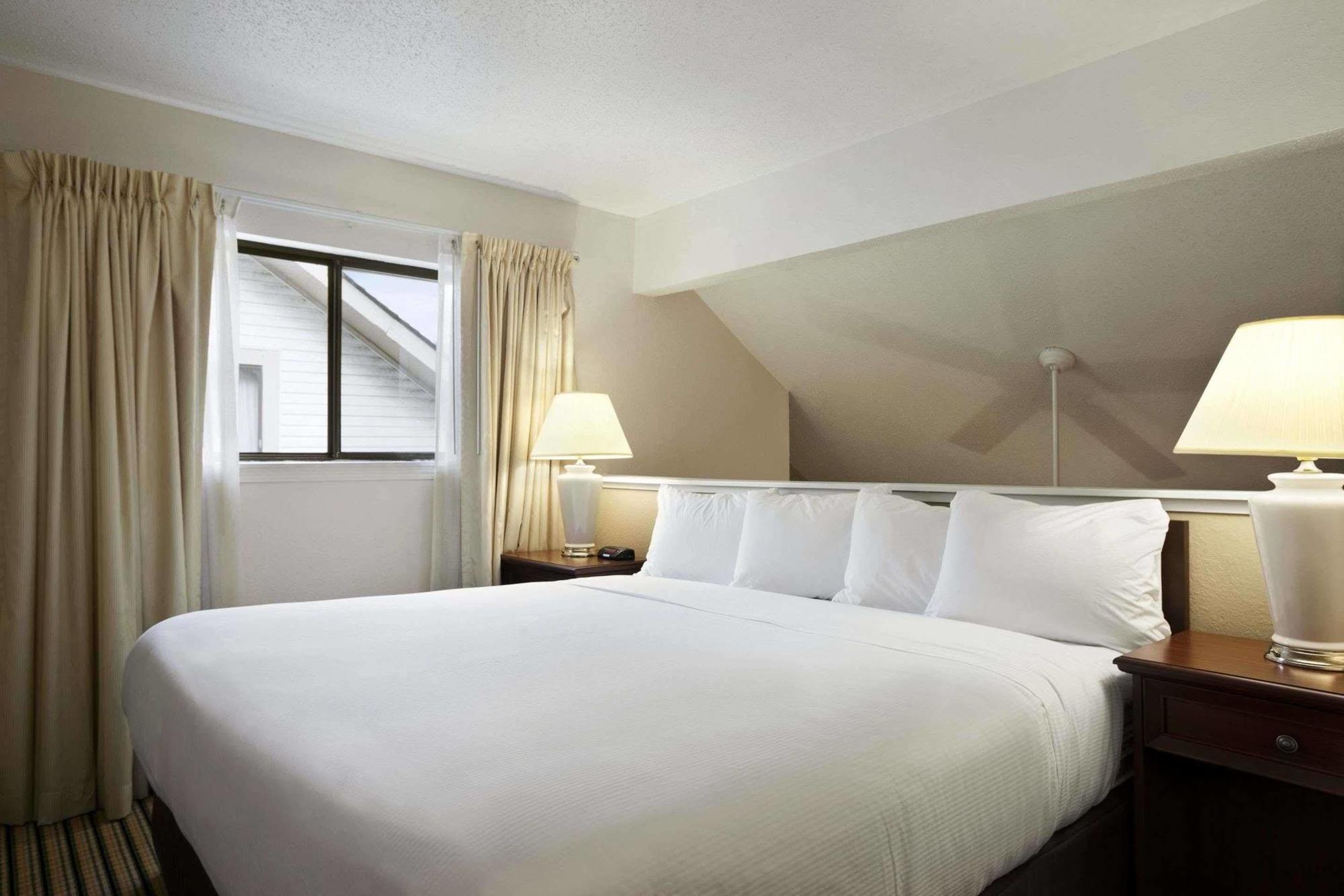 Hawthorn Suites Of Troy Bagian luar foto