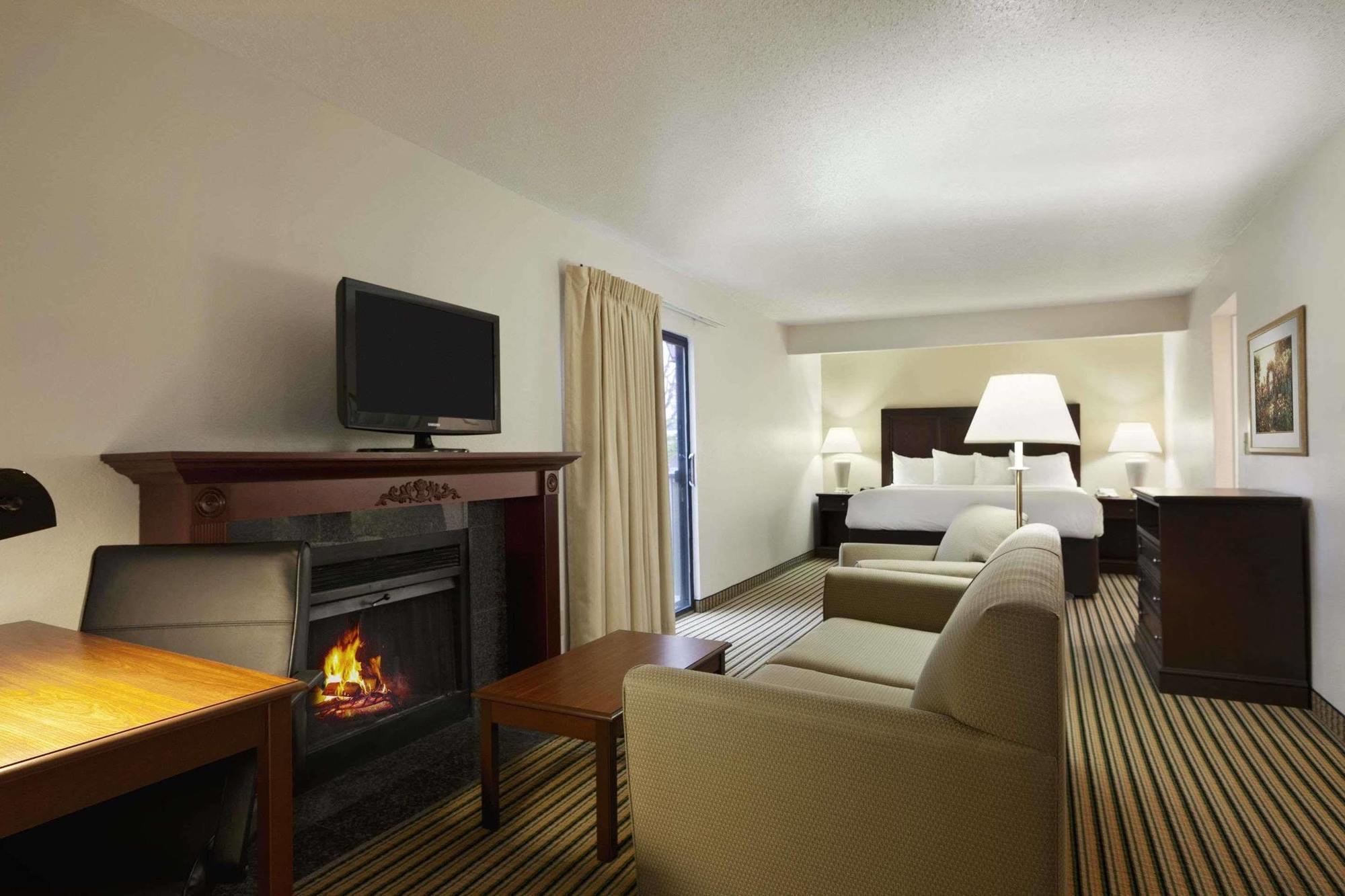 Hawthorn Suites Of Troy Bagian luar foto