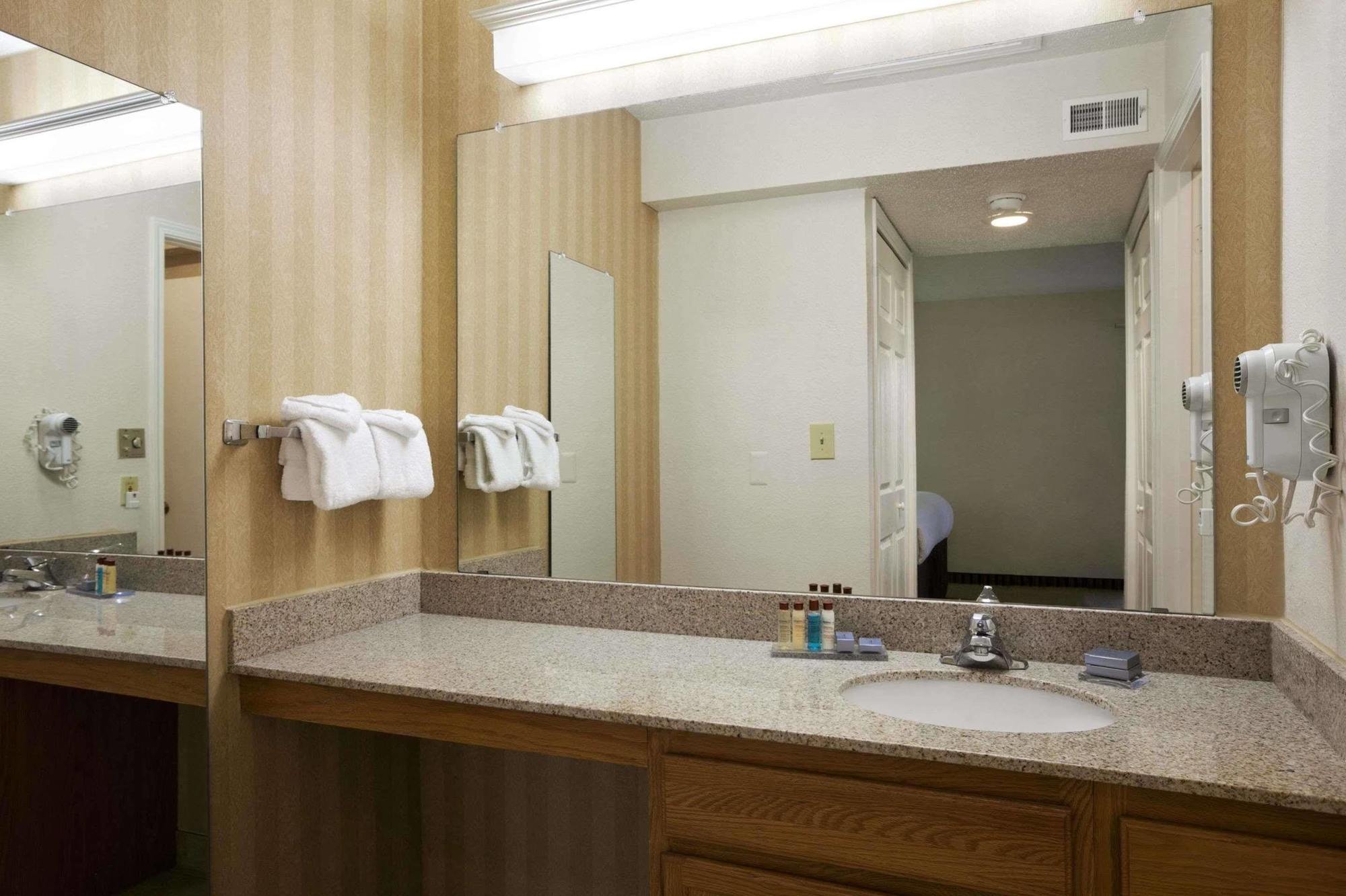 Hawthorn Suites Of Troy Bagian luar foto
